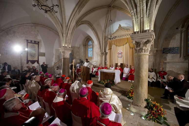 <p>Pouco tempo antes, na igreja ao lado, o pontífice celebrou uma missa, nesta segunda-feira</p>