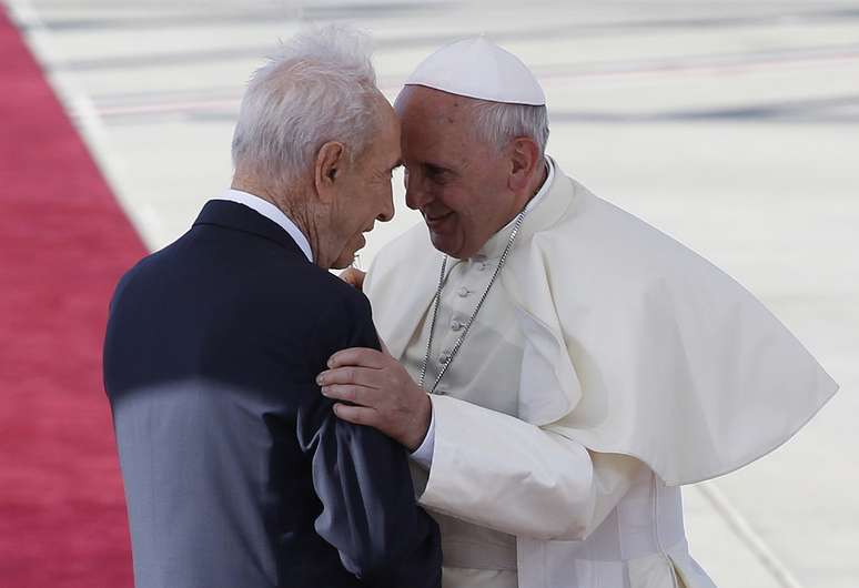 <p>Presidente de Israel, Shimon Peres, (&agrave; esq.)&nbsp;ao lado do papa Francisco. Para o pont&iacute;fice, o pol&iacute;tico &eacute; &#39;art&iacute;fice da paz&#39;</p>