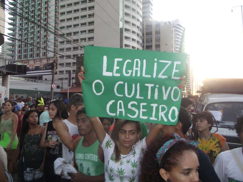 De acordo com manifestantes, o proibicionismo não funciona e impede que empresas e o governo ganhem com o comércio de maconha