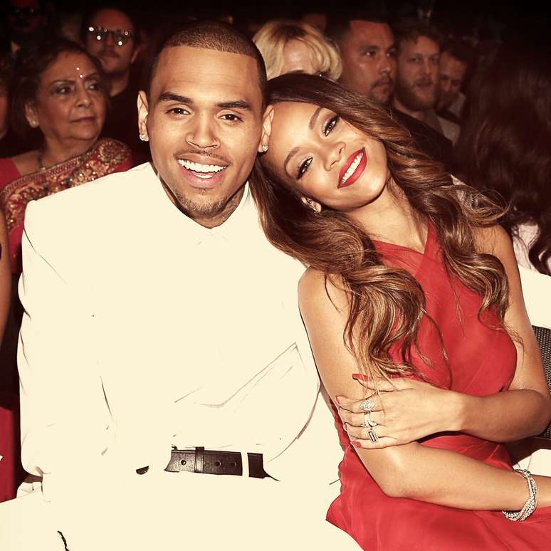 Chris Brown e Rihanna Os músicos Chris Brown e Rihanna tiveram um fim de relacionamento traumático em 2009. Notícias de agressão foram divulgadas. Ficaram alguns anos separados e agora retomaram a relação com direito a troca de carinho em público 
