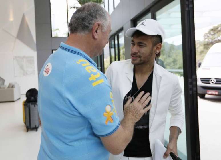 Neymar é recepcionado por Felipão na Granja Comary
