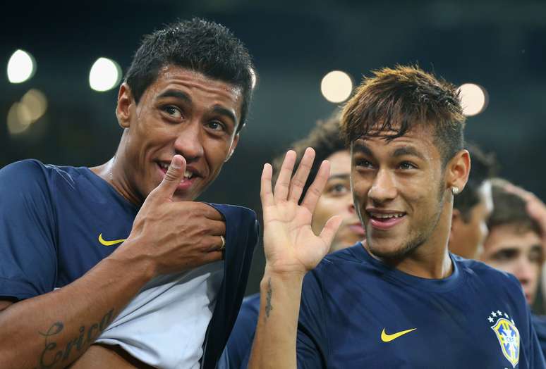 Destaques no título da Copa das Confederações, Neymar e Paulinho chegam em baixa à Copa do Mundo
