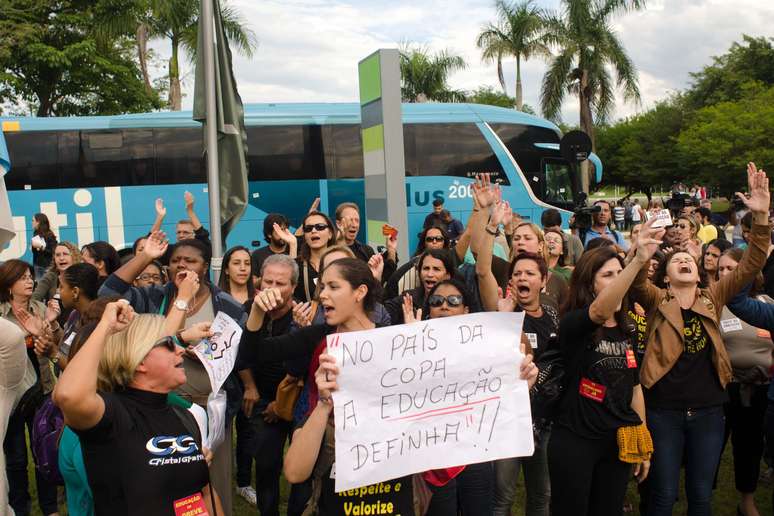 <p>Manifestantes protestaram por mais educação</p>