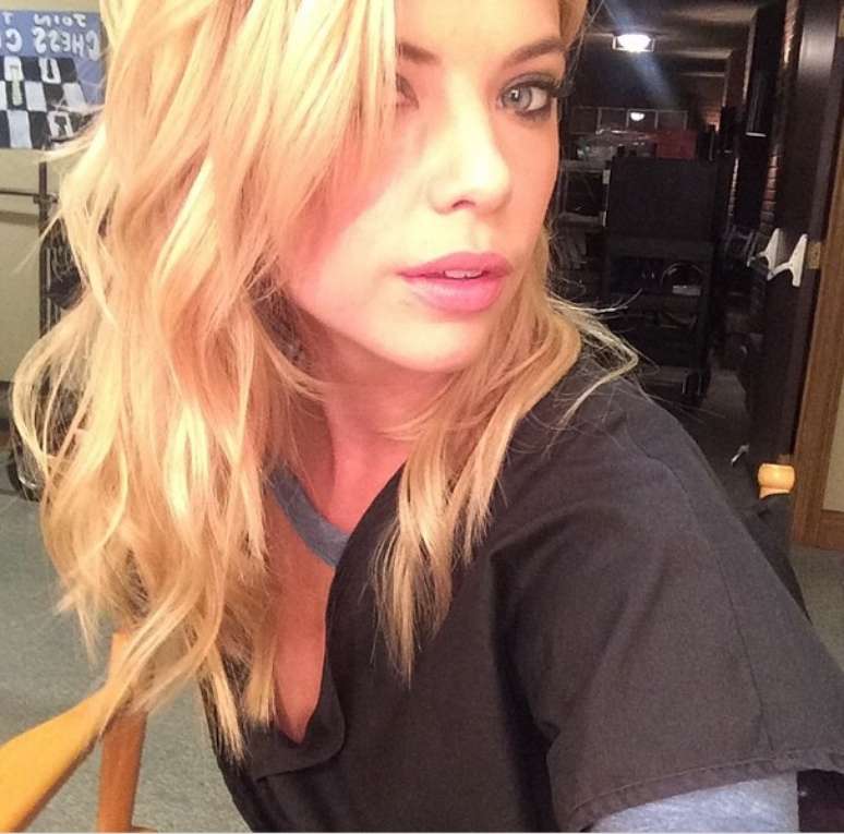 Ashley Benson é adepta do look mais despojado