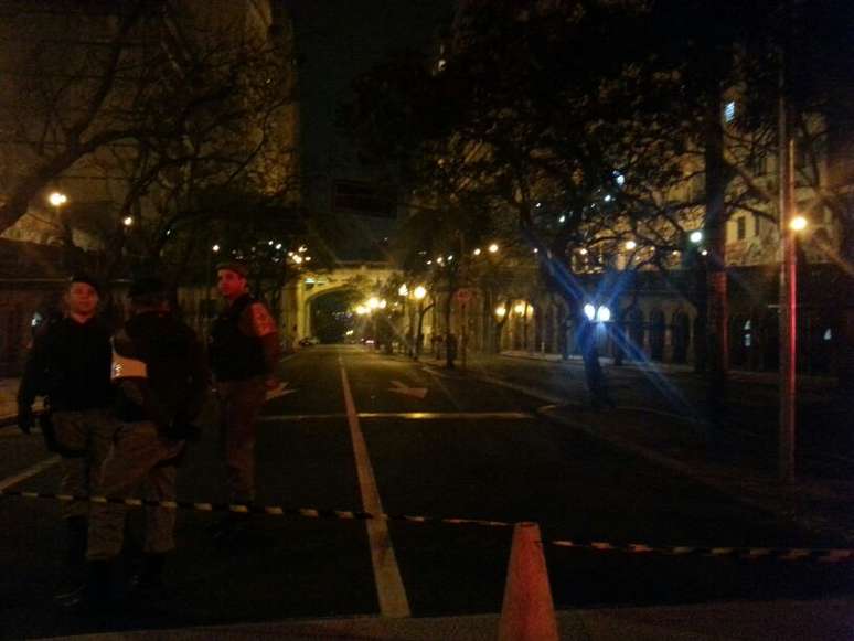 Avenida é bloqueada por policiais no centro de Porto Alegre