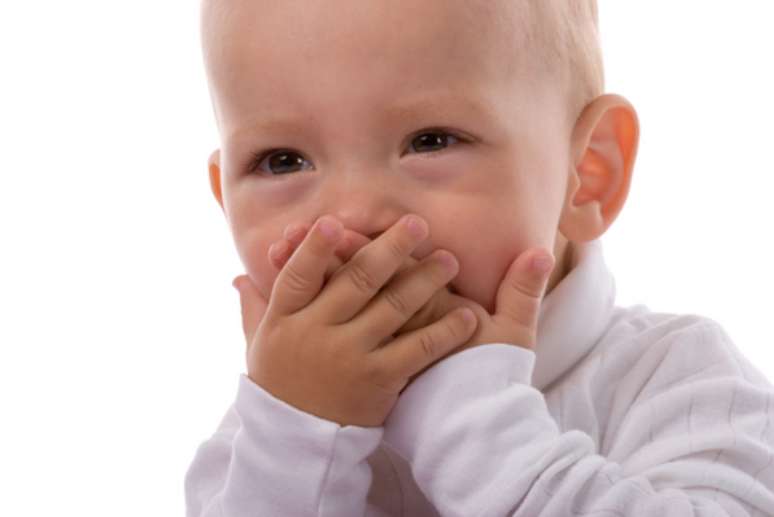 É por volta dos seis meses de idade que os primeiros dentinhos começam a nascer e é nesse momento que deve acontecer a primeira visita da criança ao dentista