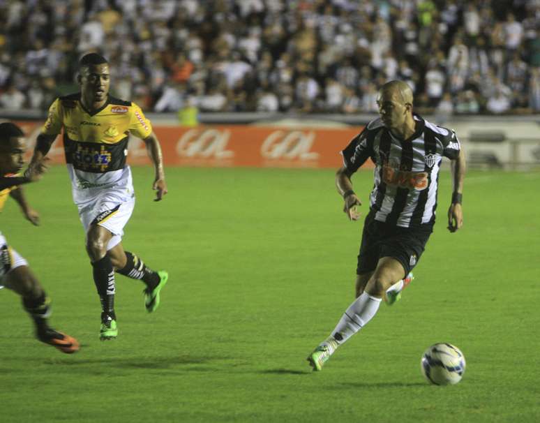 Diego Tardelli tenta jogada contra o Criciúma