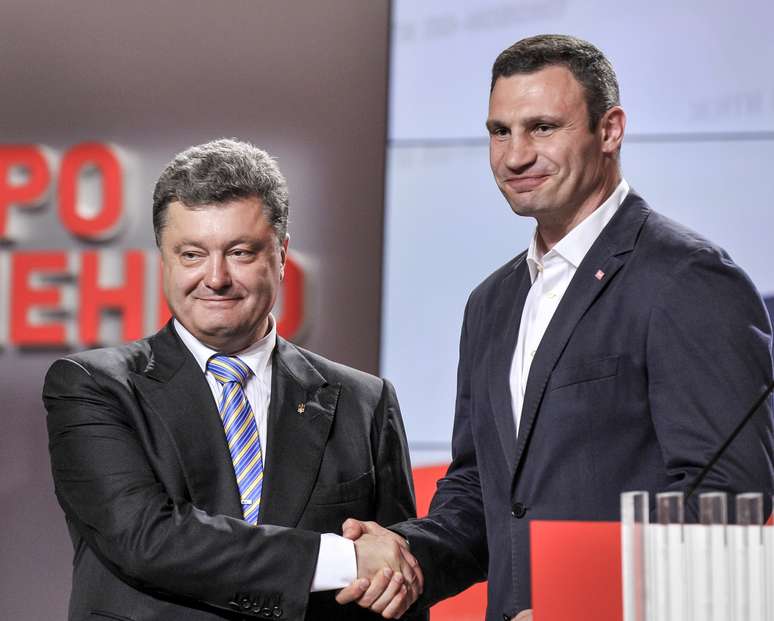 <p>Petro Poroshenko (&agrave; esquerda) cumprimenta Vitali Klitschko durante coletiva&nbsp;de imprensa em Kiev, em 25 de maio</p>