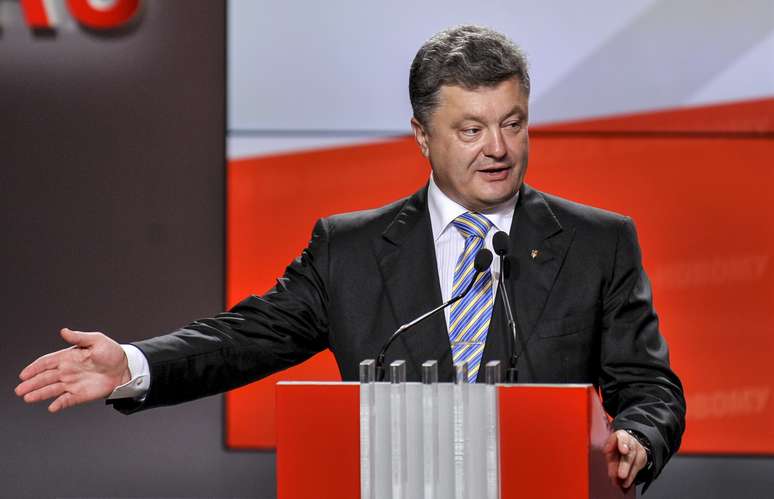 Petro Poroshenko afirmou nesta segunda-feira que pretende manter o atual governo com o primeiro-ministro Arseni Yatseniuk