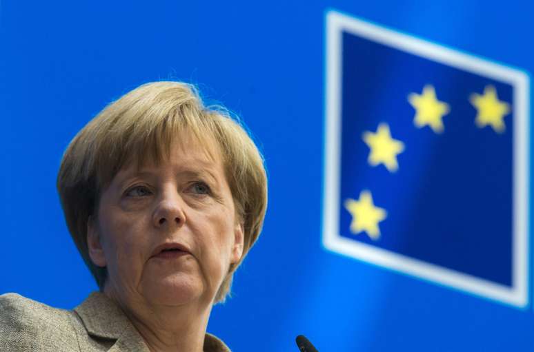 Merkel falou com jornalistas nesta segunda-feira e disse ser "lamentável" vitória de extremistas 