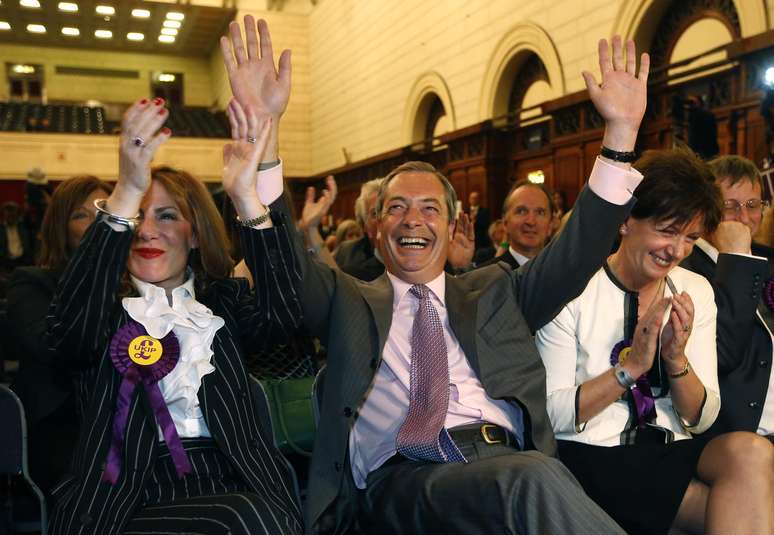 <p>Membros do Partido Independente reagem aos resultados das eleições no sudeste da Inglaterra</p>
