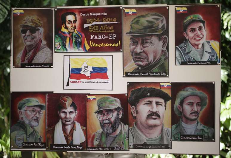 <p>Pinturas&nbsp;dos fundadores do grupo guerrilheiro da Col&ocirc;mbia, as Farc, s&atilde;o vistas durante uma entrevista coletiva, em Havana, nesta ter&ccedil;a-feira, 27 de maio. A principal guerrilha da Col&ocirc;mbia comemora seu 50&ordm; anivers&aacute;rio hoje</p>