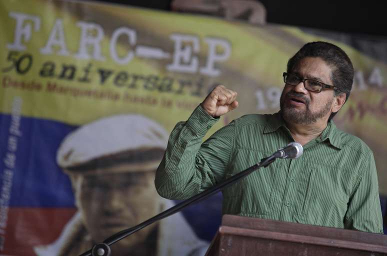 <p>Principal negociador das Farc, Iv&aacute;n M&aacute;rquez aborda a m&iacute;dia durante uma confer&ecirc;ncia em Havana, em 27 de maio</p>