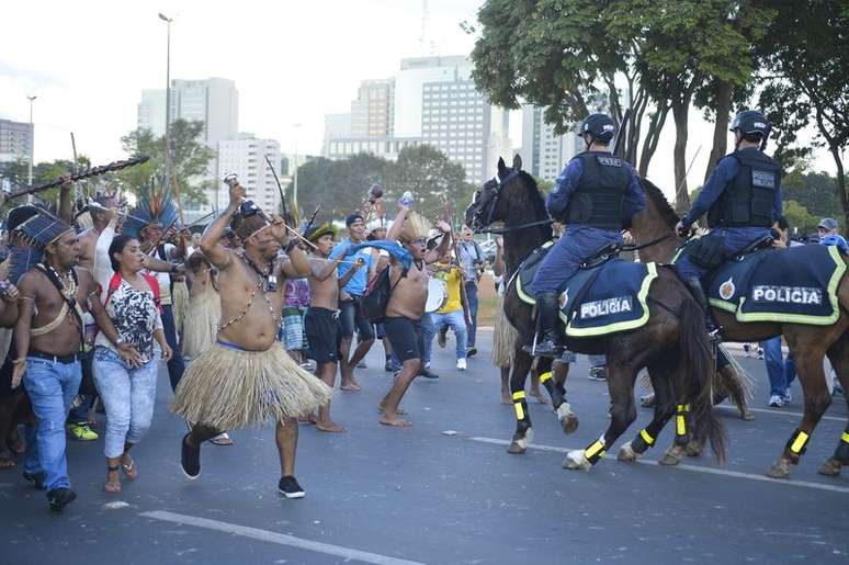 <p>Índios se uniram a outros grupos de manifestantes que protestavam contra a Copa</p>