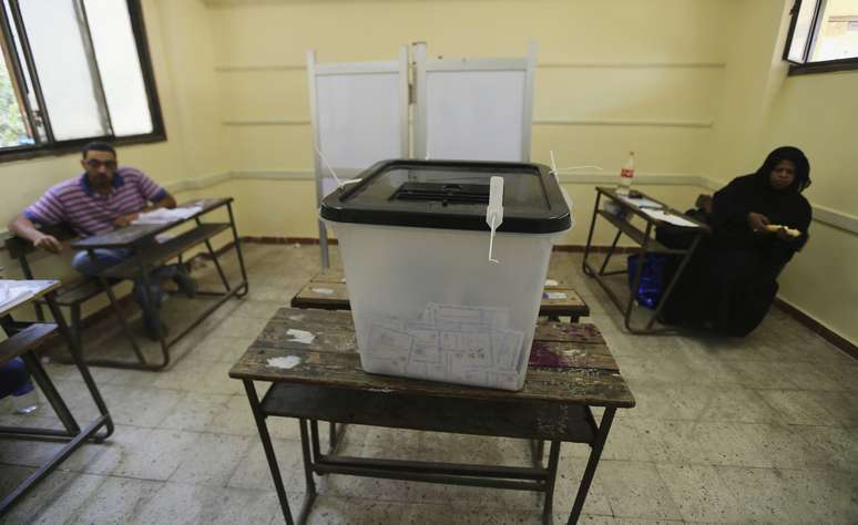 <p>Mes&aacute;rios esperam por eleitores no segundo dia de vota&ccedil;&atilde;o das elei&ccedil;&otilde;es presidenciais, no Cairo, em 27 de maio&nbsp;&nbsp;</p>