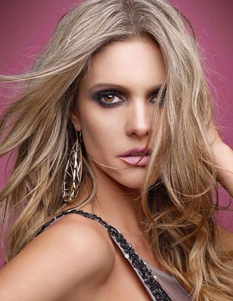 Marco Antonio de Biaggi faz o cabelo de Fernanda Lima para capa de revista