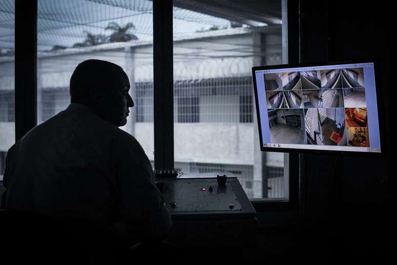 Sala de controle do presídio privado: aqui não entra quem for do PCC.