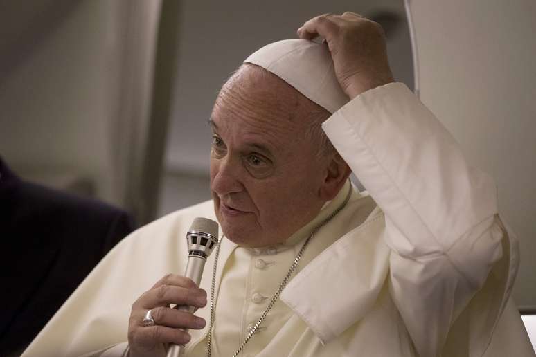 Ao afirmar que o celibato dos padres "não é um dogma para a Igreja", o papa Francisco abre uma porta para a discussão do tema