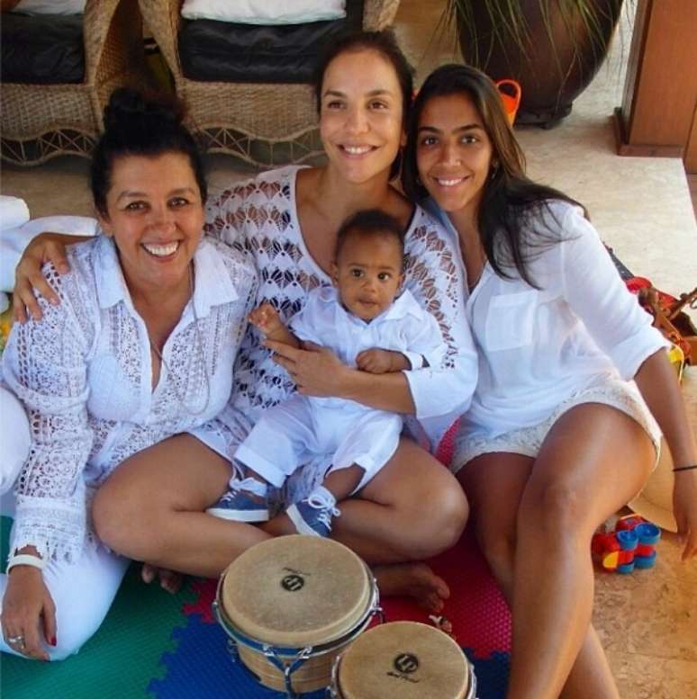 Regina Cas&eacute; postou foto descontra&iacute;da com Ivete Sangalo, a filha e a neta