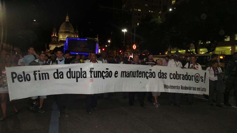 Ap&oacute;s a assembleia, realizada na Candel&aacute;ria, os trabalhadores fizeram uma caminhada em dire&ccedil;&atilde;o a Central do Brasil