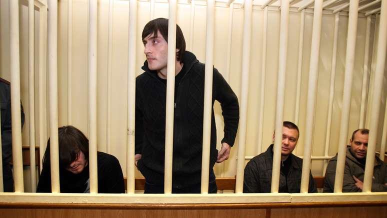 Foto tirada em 19 de fevereiro de 2009 mostra os quatro dos cinco envolvidos no caso do assassinato da jornalista Anna Politkovskaya (esquerda para direita): Dzhabrail Makhmudov, Ibragim Makhmudov, Pavel Ryaguzov, e Sergei Khadzhikurbanov sentados em cela de um tribunal de Moscou 