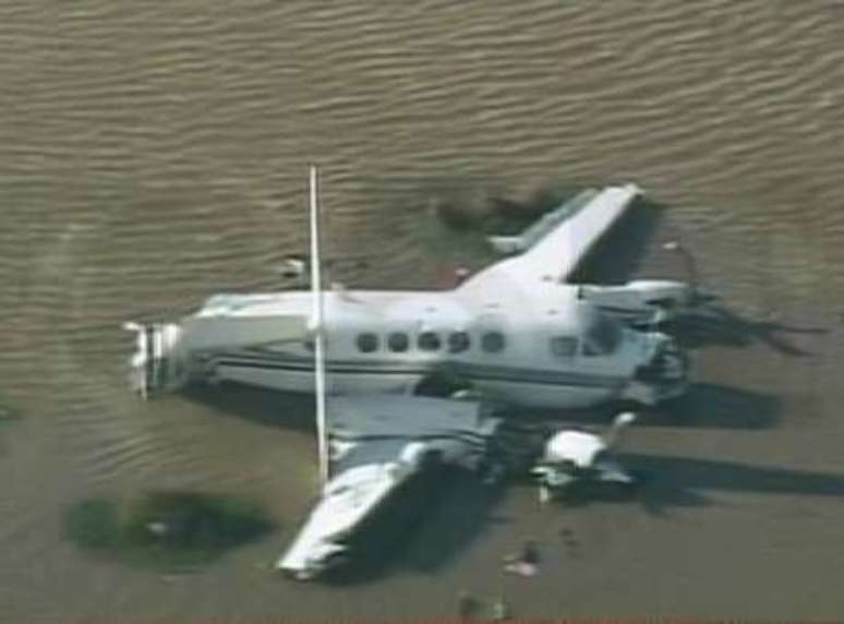<p>Avião teve que pousar sobre o Rio da Prata, no Uruguai. Um dos passageiros morreu</p>