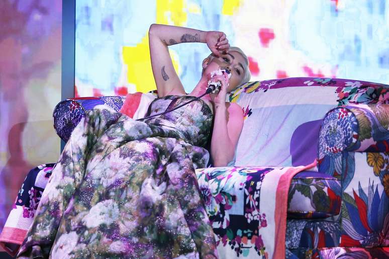 Miley Cyrus faz performance intimista no Wold Music Awards, em Mônaco
