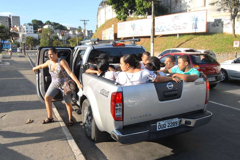 <p>Passageiros pegam carona em caminhonete mesmo ap&oacute;s o fim da greve</p>