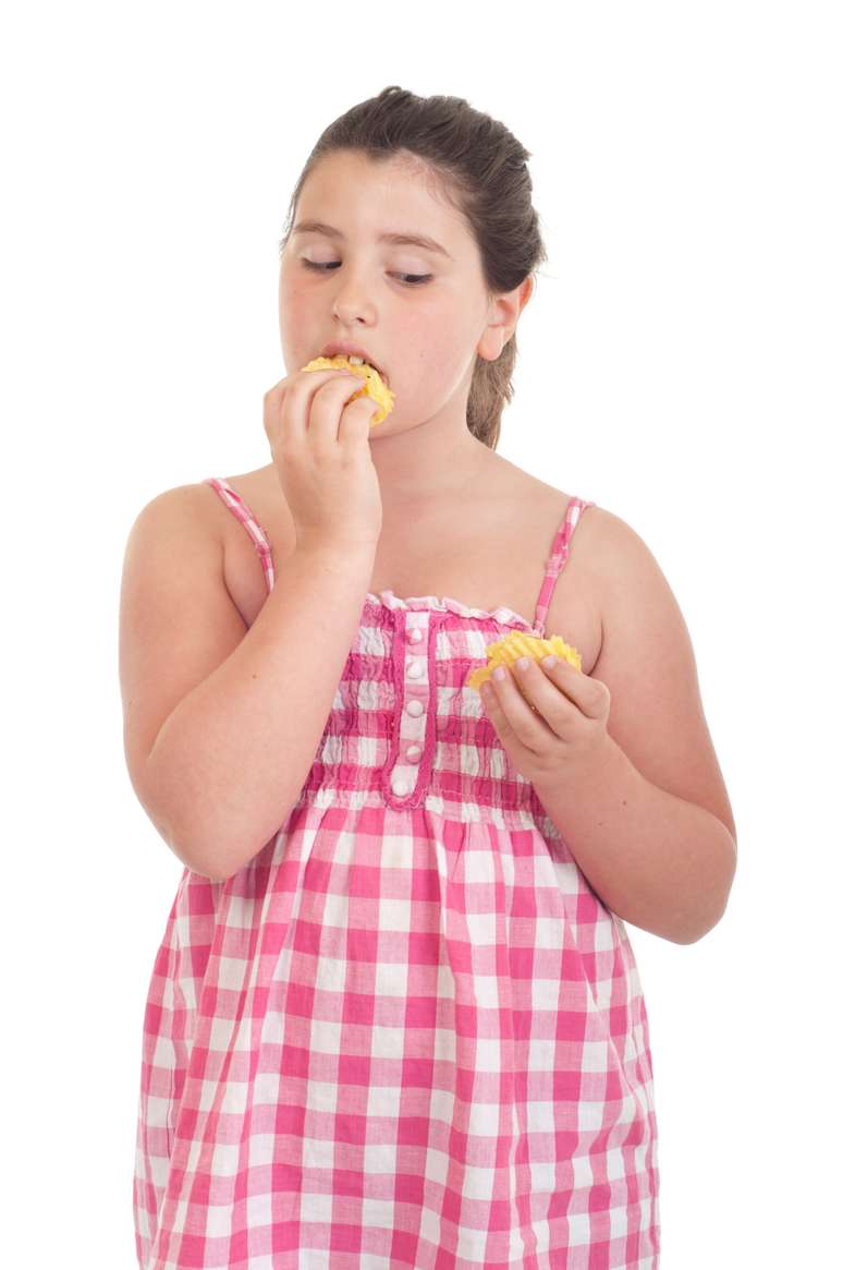 <p>Entre as crianças, são as meninas que mais recorrem ao "stress eating", consumindo alimentos cheios de gorduras e açúcar</p>