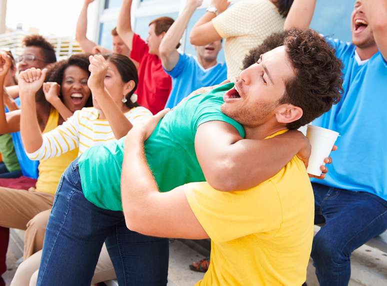 Nada de colocar mais gente do que a casa suporta. Lembre-se de que todo mundo vai precisar comer, usar o banheiro, se acomodar e, o mais importante, comemorar os gols