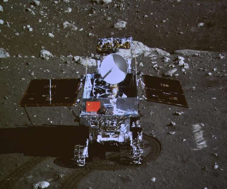 <p>Imagem mostra a sonda "Coelho de Jade", Yutu, no solo lunar</p>