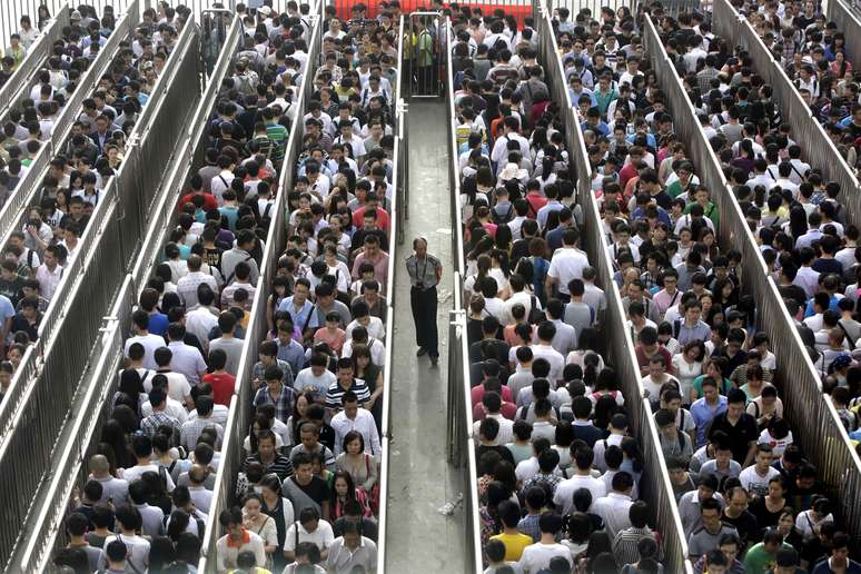 Aumento na segurança provocou longas e demoradas filas de passageiros no metrô de Pequim