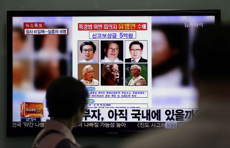 Cartaz mostra fotos do possível dono da balsa naufragada na Coreia do Sul, Yoo Byung-eun