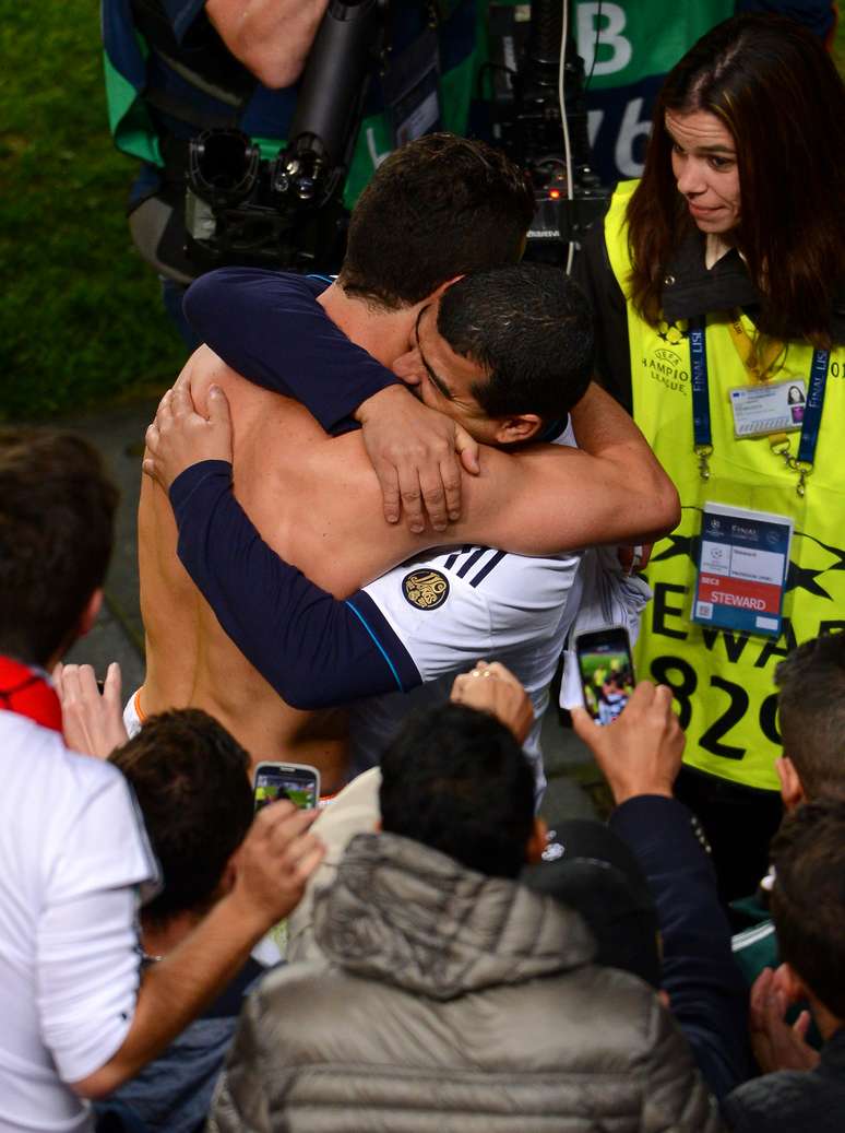 Cristiano Ronaldo correu para abraçar o irmão Hugo após o título da Liga dos Campeões em Lisboa
