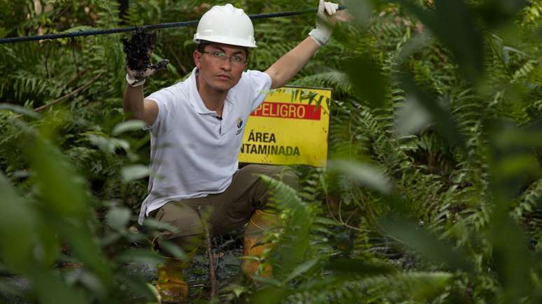 <p>No nordeste do Equador, milhões de litros de resíduos tóxicos são encontrados entre as camadas de terra e no leito de riachos que passam no fundo das casas. Os moradores locais afirmam que a empresa americana Texaco, hoje Chevron, é responsável por isso</p>