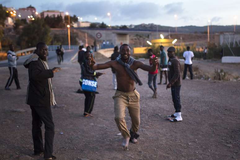 <p>Um imigrante subsaariano&nbsp;corre em dire&ccedil;&atilde;o ao Centro Tempor&aacute;rio&nbsp;de Imigrantes (CETI) ap&oacute;s escalar uma cerca met&aacute;lica que divide Marrocos e o enclave espanhol de Melilla, no in&iacute;cio da manh&atilde; desta quarta-feira, 28 de&nbsp;maio 28</p>