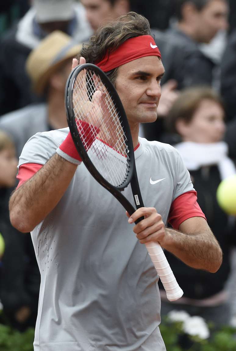 Federer derrota argentino e segue em Roland Garros