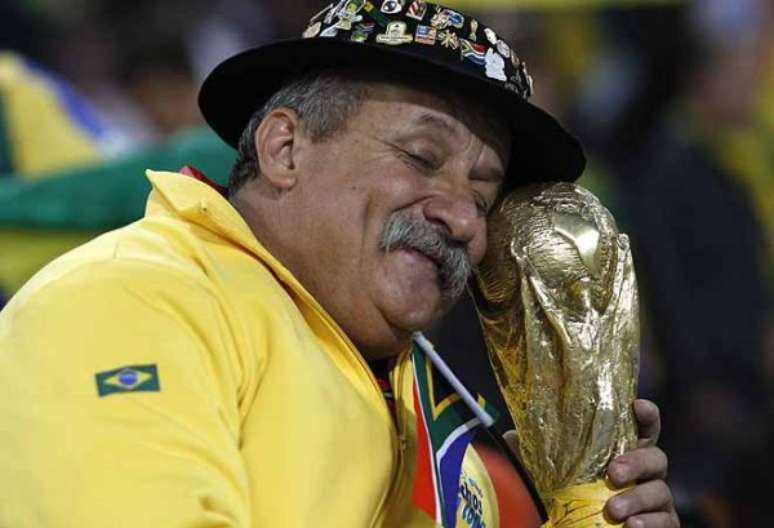 O corretor de imóveis Clóvis, mais conhecido como "Gaúcho da Copa", acompanhou, na Copa do Brasil, seu sétimo Mundial seguido