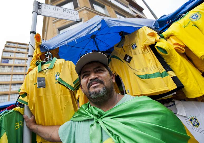 <p>Carlos Alberto da Silva espera que a procura pelas camisas aumente nos próximos dias</p>
