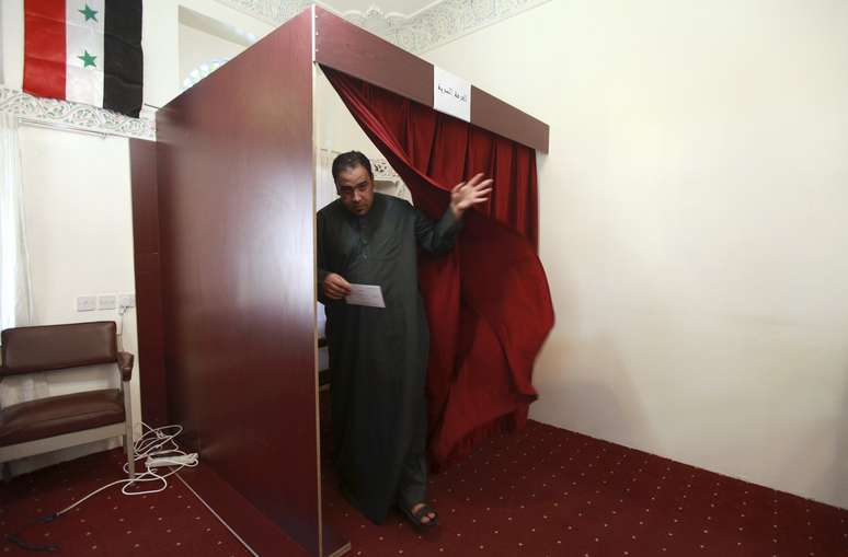 Eleitor deixa seu voto em urna para presidente na Embaixada síria no Iêmen nesta quarta-feira