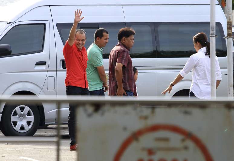 <p>Nattawut Saikuar, um l&iacute;der &quot;camisa vermelha&quot;, acena para a m&iacute;dia depois de ser libertado pelo ex&eacute;rcito em Bangcoc, nesta quarta-feira,&nbsp;28 de maio</p>