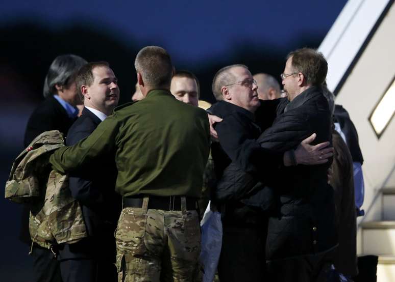 <p>Observadores da OSCE são recebidos por funcionários e amigos no aeroporto de Tegel, em Berlim, no dia 03 de maio.</p>