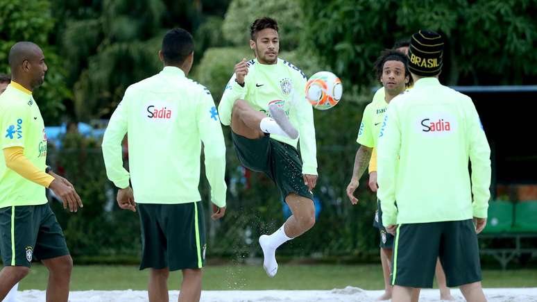 Neymar arrisca acrobacia na caixa de areia