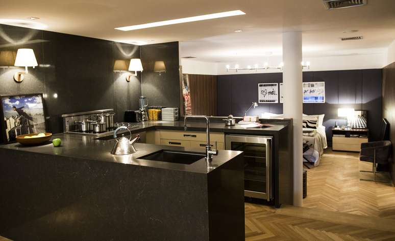 <p>Loft do Executivo, de Roberto Negrete: o designer cirou uma cozinha compacta e ao mesmo tempo moderna e cheia de estilo. Incomum para o ambiente, ele usou abajour nas paredes</p>