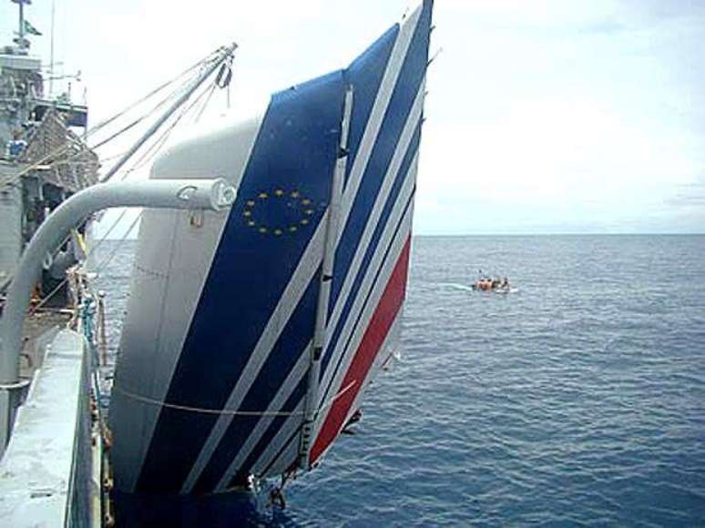 Navio retira destroços do mar. Airbus caiu no oceano em junho de 2009