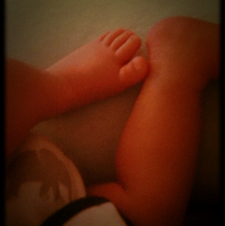 Alinne Moraes posta foto das m&atilde;os de filho rec&eacute;m-nascido