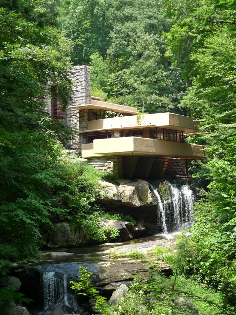 <p>A Fallingwater House (Casa da Cascata) foi projetada por Frank Lloyd Wright (1867-1959), um dos maiores expoentes da arquitetura moderna</p>