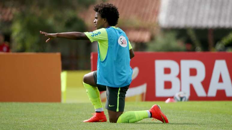 Willian é um dos jogadores da Seleção que aderiram ao novo tipo de modelo