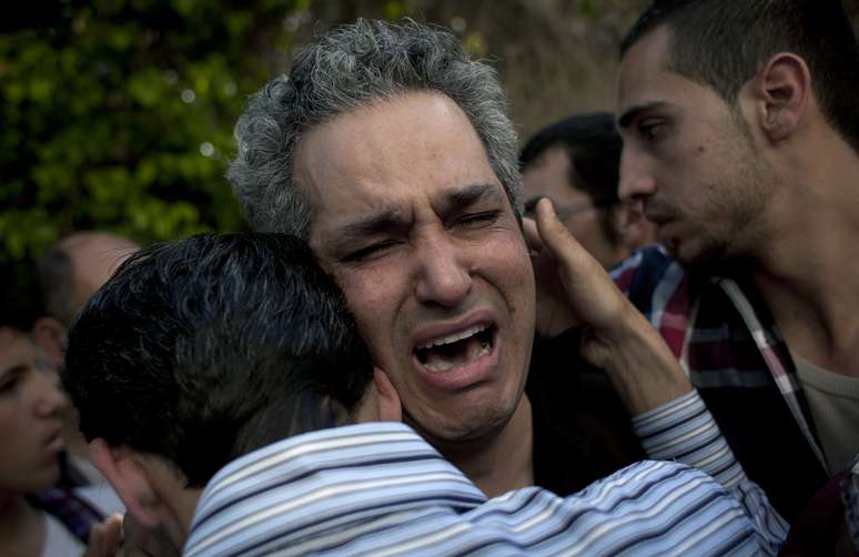 <p>O palestino Seyam Nuwara, chora a morte do filho, Nadim Nuwara, de 17 anos, morto a tiros na Cisjordânia, em 15 de maio, supostamente por tropas israelenses</p>