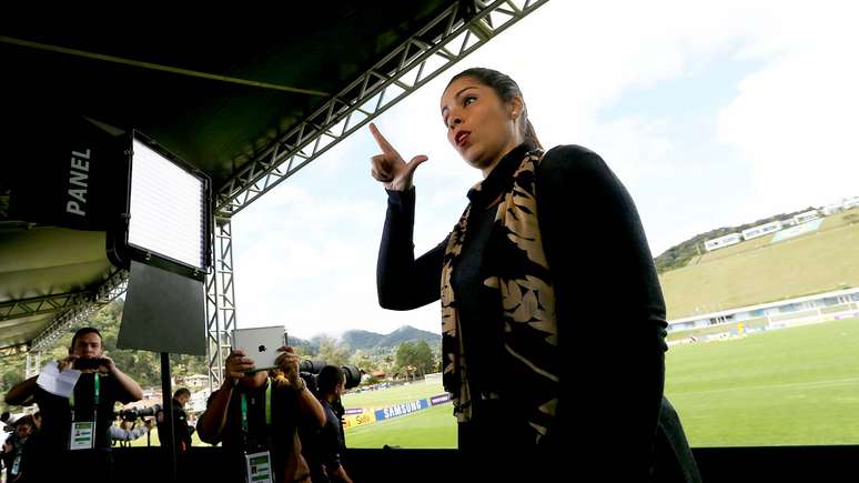 Apresentadora da TV Ines, Clarissa Guerreta está na Granja Comary para trazer informações da Seleção Brasileira a telespectadores surdos